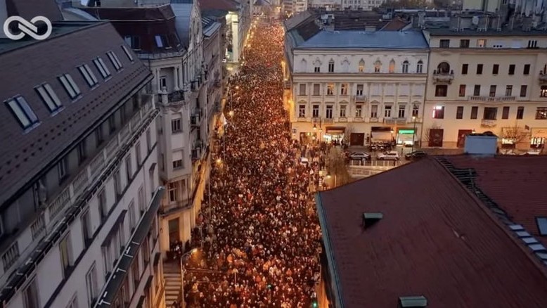 Mii de oameni au protestat în Ungaria privind un scandal de abuz asupra copiilor. Marş către birourile prim-ministrului Viktor Orban VIDEO