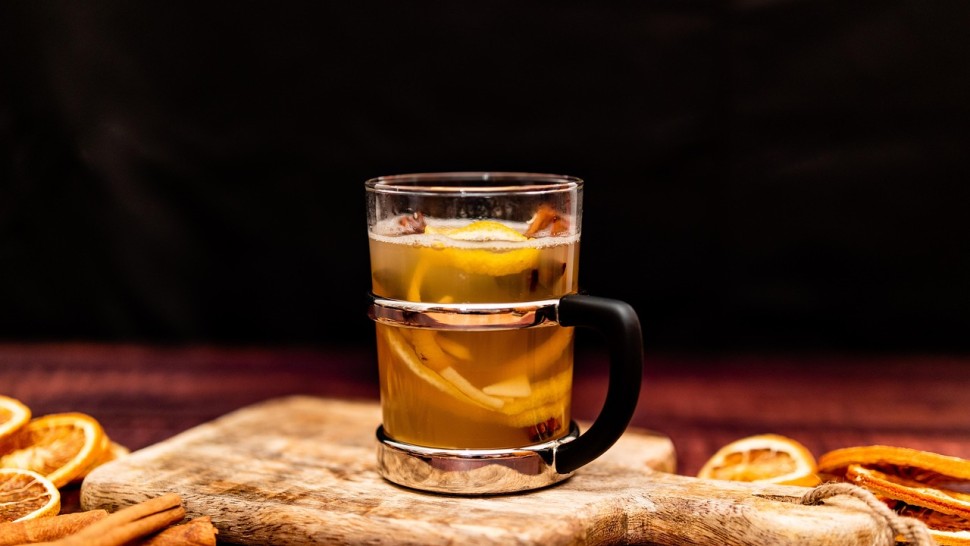 Vin fiert alb cu ghimbir și mere. Aroma surpriză a sezonului rece