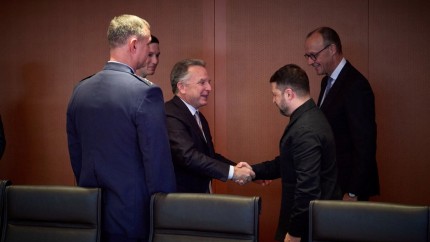 Zelenski la masă cu emisarii lui Trump. Continuă la Berlin negocierile pentru pacea din Ucraina