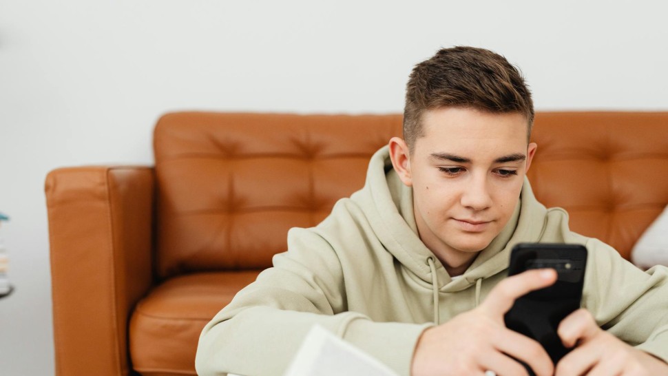 Cât de bine dorm și cât de stresați sunt tinerii din Gen Z. Femeile sunt mai obosite și mai nervoase
