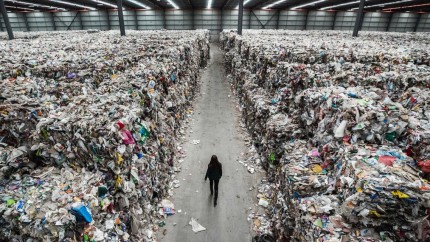 Comisia Europeană propune în mod discret relaxarea normelor UE privind plasticul reciclat în sticlele pentru băuturi