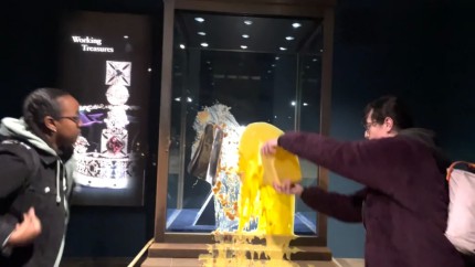 Patru tineri arestați după ce au vandalizat vitrina Bijuteriilor Coroanei din Turnul Londrei în semn de protest Democraţia s-a prăbuşit VIDEO