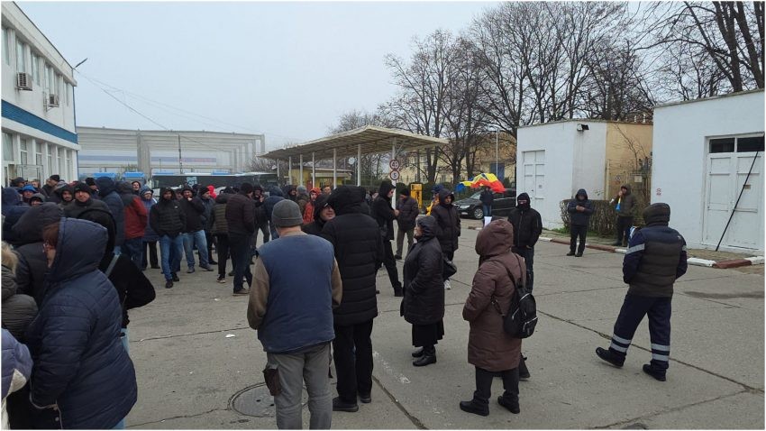 Blocaj în trasportul public în comun din Constanța. Șoferii protestează deoarece nu își primesc primele de Crăciun și s-au anunțat concedieri