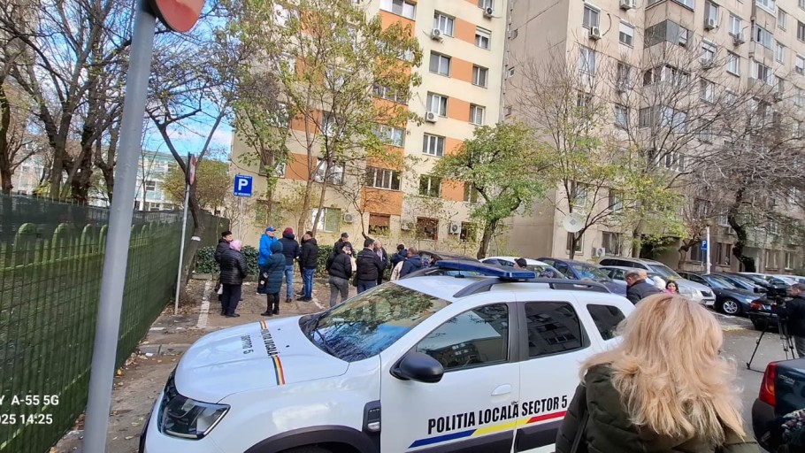 Protest în fața blocului care a explodat în Rahova. Oamenii își strigă disperarea înainte de Sărbători FOTO și VIDEO EXCLUSIV