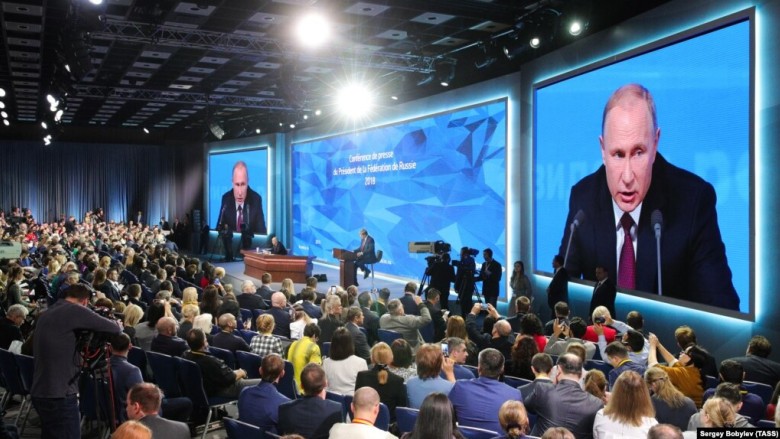 Președintele rus Vladimir Putin susține conferința de presă anuală. Aproximativ trei milioane de întrebări au fost trimise de publicul rus