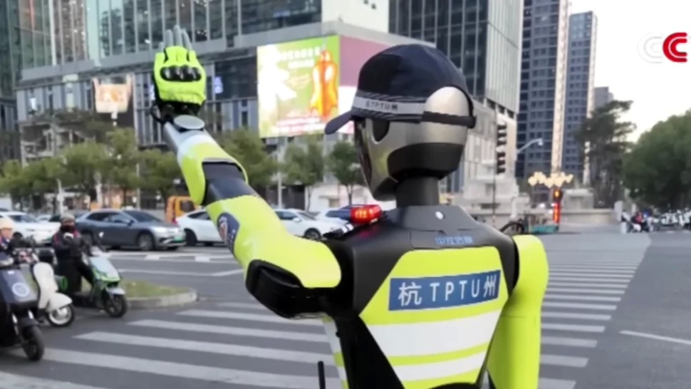 China a scos pe străzi primul robot-polițist dotat cu AI. Cred că va fi un trend în viitor