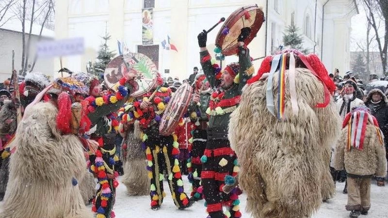 Ce tradiții de Anul Nou se păstrează în România și cum să le transmiți mai departe în 2025-2026