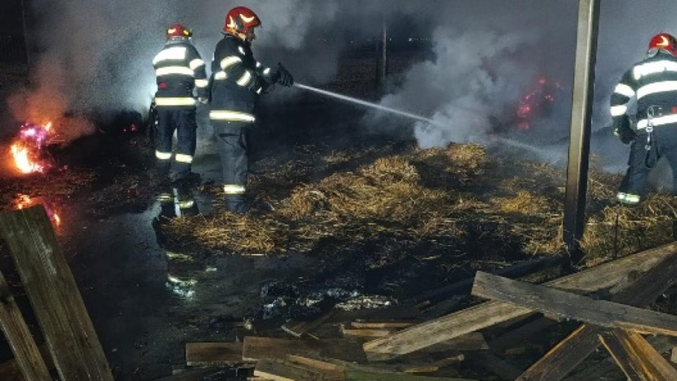 Incendiu puternic la o hală din județul Argeș. Șapte echipaje de pompieri intervin în lupta cu flăcările uriașe
