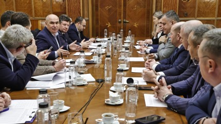 Impozitul pe venit pe masa Guvernului. Negocieri între premierul Bolojan și primari