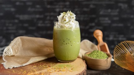 Ce este Matcha băutura virală a sezonului. Praful de ceai care conține cofeină