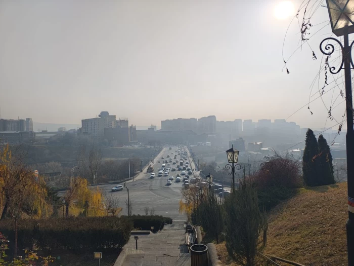 Incursiuni în Armenia. Erevan, capitala europeană unde Cybertruckurile Tesla merg în trafic pe lângă mașinile Lada