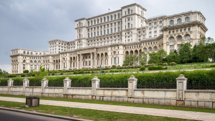 Va fi dărâmat gardul de la Palatul Parlamentului. Proiectul a fost votat în unanimitate