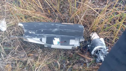 Bucăți de dronă descoperite într-o gospodărie din Vrancea ridicate de specialiștii MApN. Investigație comună alături de IPJ și SRI