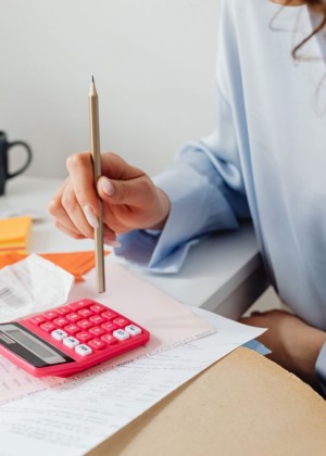 Anunțul economiștilor privind majorarea prețurilor la energie. Cât se va plăti la facturi din toamnă. Românii să se uite atent în contracte