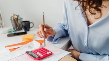 Anunțul economiștilor privind majorarea prețurilor la energie. Cât se va plăti la facturi din toamnă. Românii să se uite atent în contracte