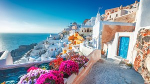 Ce cumpără turiştii din supermarketurile locale din Grecia. 41 din veniturile realizate în primele opt luni ale anului au fost generate în cele trei luni de vară. Peste 50 din vânzările de băuturi alcoolice vara