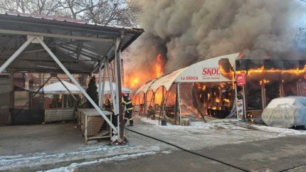 Incendiu de proporții la un centru comercial din Craiova. Pompierii intervin de urgență VIDEO