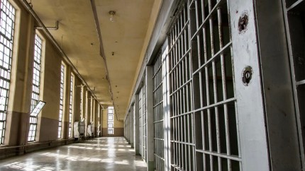 Trei morţi şi 12 răniţi în timpul unei încăierări într-o închisoare din SUA. Printre aceștia se numără și un gardian