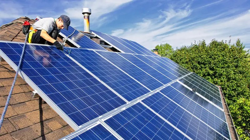 Prosumatorii ar putea împărți energia produsă cu alți consumatori. Ce prevede proiectul pus în dezbatere de Ministerul Energiei
