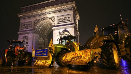 Fermierii francezi cuceresc Parisul cu tractoarele. Protestul a ajuns la Arcul de Trium și Turnul Eiffel