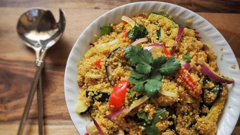 Salată de quinoa cu legume coapte și dressing. Perfectă pentru slăbit