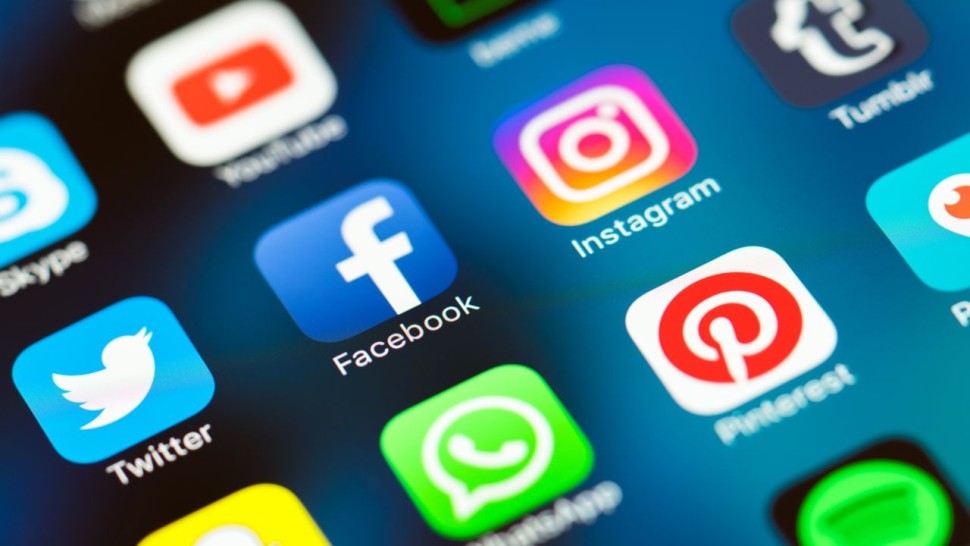 Prima țară UE care interzice rețelele sociale pentru minorii sub 15 ani și telefoanele mobile în licee. Franța adoptă un proiect de lege
