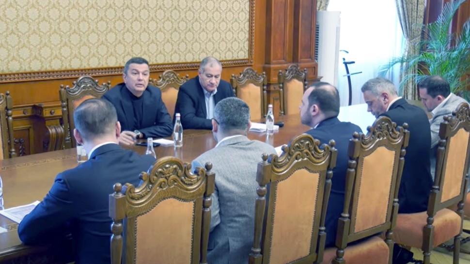 Sorin Grindeanu ședință cu miniștrii PSD în biroul său de la Parlament privind bugetul pe 2026 și planul de relansare econimică Trebuie adoptat cât mai rapid la pachet cu reforma administrației