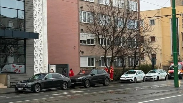 Doi bărbați au murit după ce s-ar fi aruncat de pe un bloc de 10 etaje din Arad. Victimele erau din Vaslui și aveau același nume de familie