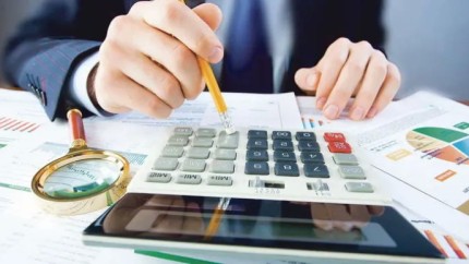 Revoltă împotriva austerității. Orașul în care primarul îl înfruntă pe Bolojan și reduce impozitele