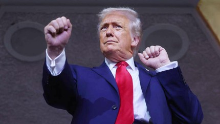 Gest obscen făcut de Trump. Vizită cu cântec la o fabrică auto din Michigan VIDEO