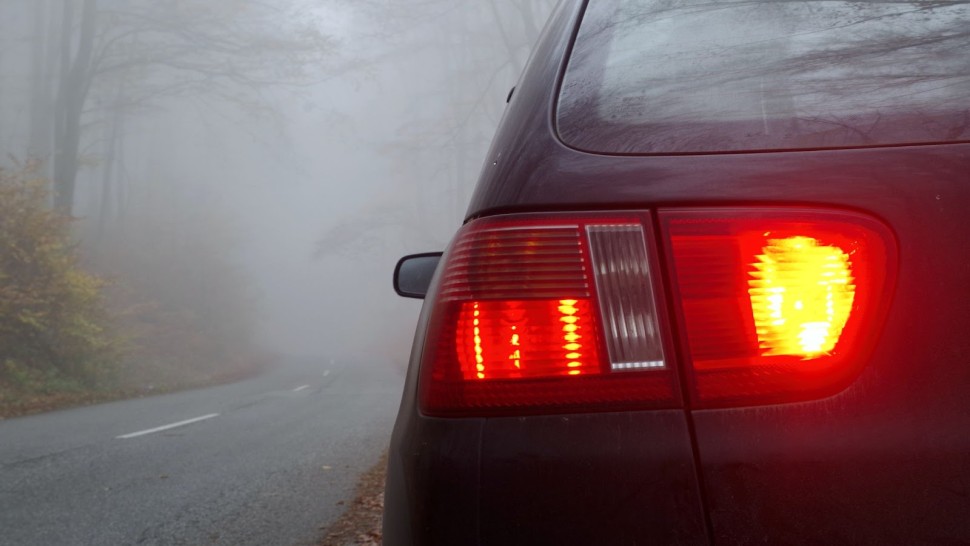 Amenda pe care o primești dacă nu aprinzi luminile de ceaţă. Risc crescut de accidente