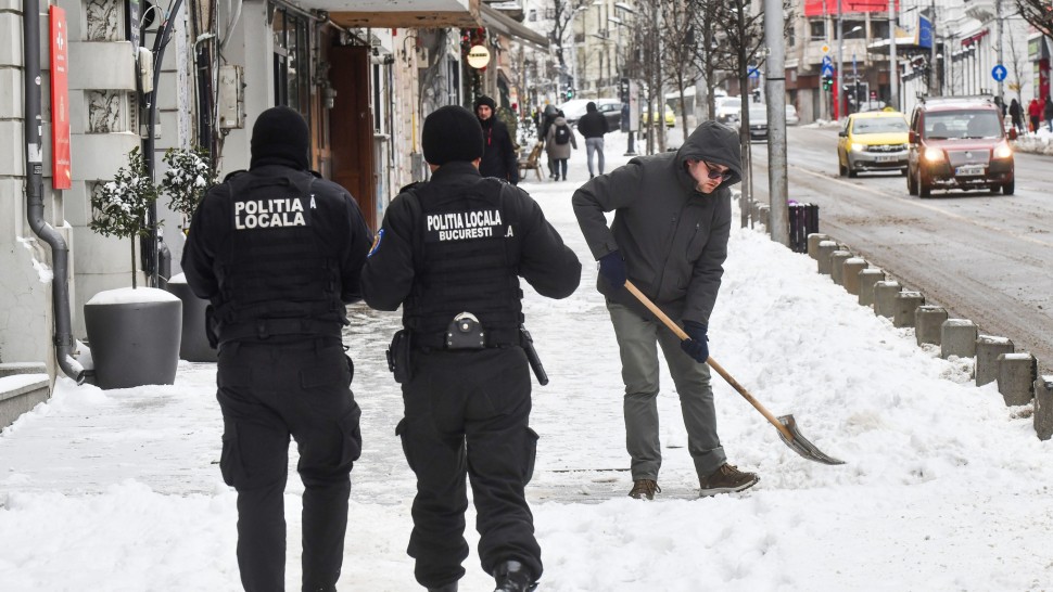 Amenzi pentru cei care nu-și curăță trotuarele de zăpadă. Sute de controale făcute de poliţiştii locali