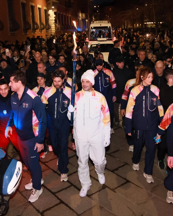 Cristi Chivu poartă flacăra olimpică