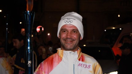 Imaginile zilei Cristi Chivu poartă flacăra olimpică pentru Jocurile Olimpice Milano-Cortina 2026 VIDEO