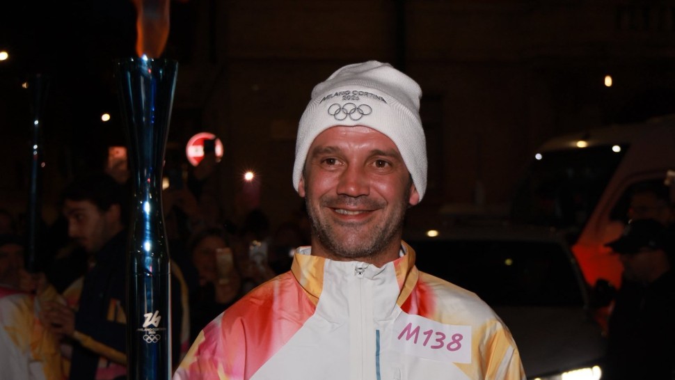 Imaginile zilei Cristi Chivu poartă flacăra olimpică pentru Jocurile Olimpice Milano-Cortina 2026 VIDEO