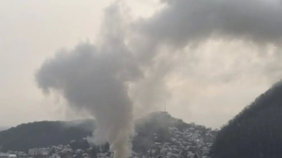 UPDATE Focul a fost localizat. Incendiu puternic la Spitalul Militar din Braşov. Un container din curtea unităţii a luat foc FOTO