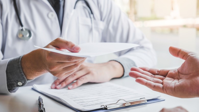 Reguli noi la concediul medical. Se schimbă prevederile privind ziua neplătită