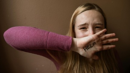 Agresorii condamnaţi nu se vor mai putea angaja în şcoli spitale centre de îngrijire sau centre de educaţie fizică şi sport