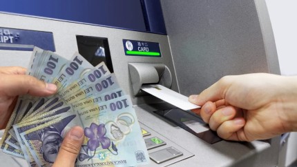 Proceduri pentru români la bancomat Ce se întâmplă când aparatul nu eliberează banii
