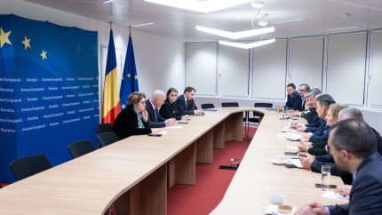 Bolojan întâlnire la Bruxelles cu europarlamentarii coaliției. Discuții privind reforma administraţiei relansarea economică şi recuperarea banilor din PNRR