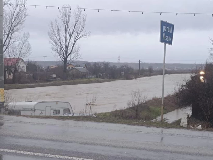 Cod roșu de inundații în Buzău! Oamenii, avertizați prin RO-Alert. Ploile masive au blocat drumuri și inundat curți sursă foto: ISU Buzău