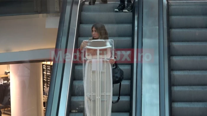 Gina Pistol la cumpărături de mese de călcat în mall