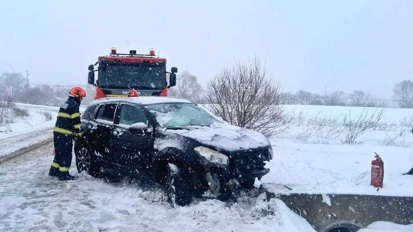 Circulația oprită pe două tronsoane de drumuri naționale și 20 tronsoane pe drumuri județene din 6 județe anunță IGSU