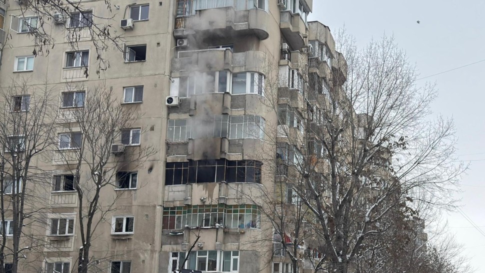 Incendiu într-un apartament din Sectorul 5 din București. ISU a evacuat o victimă cu arsuri FOTO și VIDEO