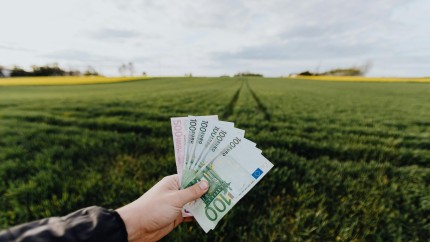 Fără taxe vamale la îngrășăminte. Comisia Europeană propune suspendarea tarifelor pentru a ajuta fermierii