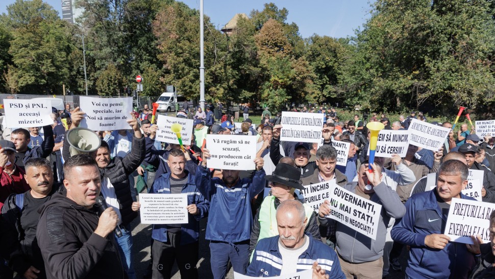 Protest al minerilor și energeticienilor în Piaţa Victoriei Angajații nemulţumiţi de neacordarea tichetelor de masă şi a voucherelor de vacanţă