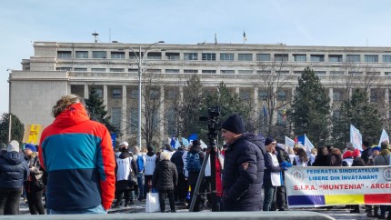 UPDATE Protest cu mii de profesori în Piața Victoriei. Cadrele didactice îl trag la răspundere pe premierul Bolojan VIDEO