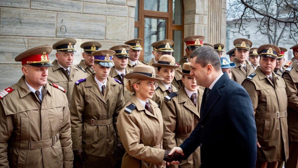 Norma de hrană ar putea fi tăiată pentru bugetari. Ministrul Apărării se opune Eu nu semnez pentru militari