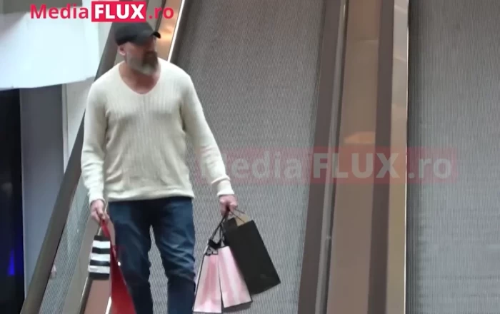 Stelea a cărat singur toate plasele de cumpărături