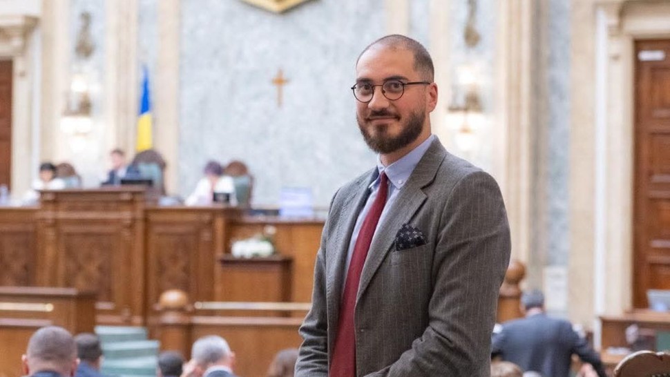 Tot mai mulți elevi se luptă cu problemele emoționale. Denis Vlad profesor și consilier parlamentar Șocul care generează majoritatea frământărilor lor apare atunci când se lovesc de realitate